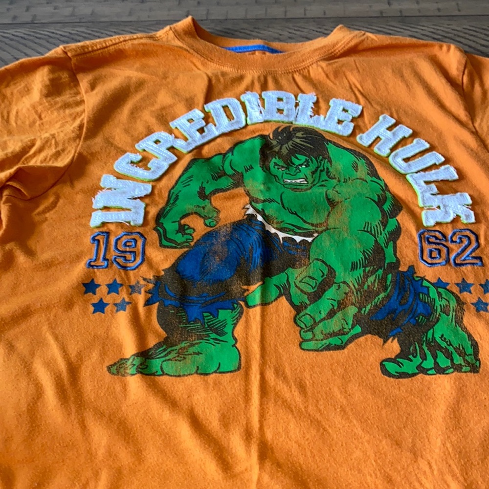 Old Navy Collectabilitees INCREDIBLE HULK T SHIRT🧦
